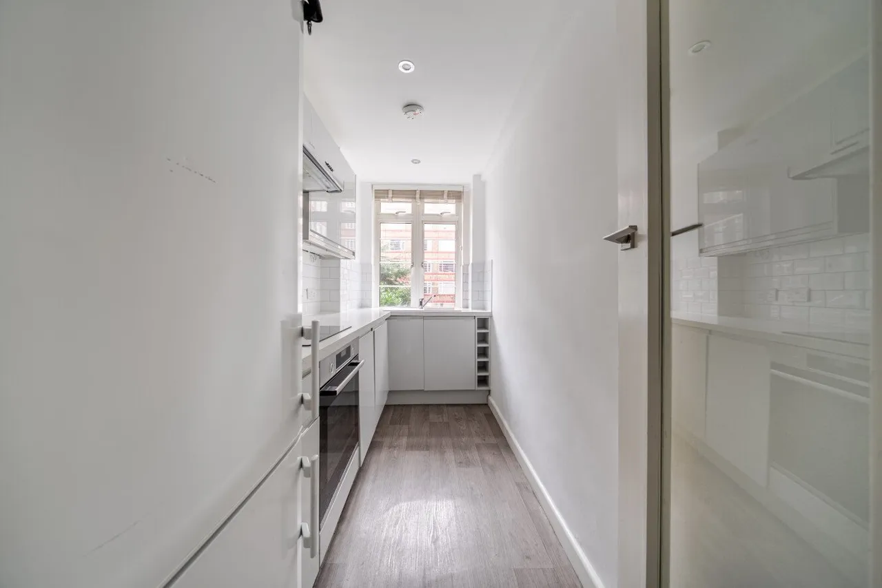 Balham High Road, Balham, SW17, photo 16