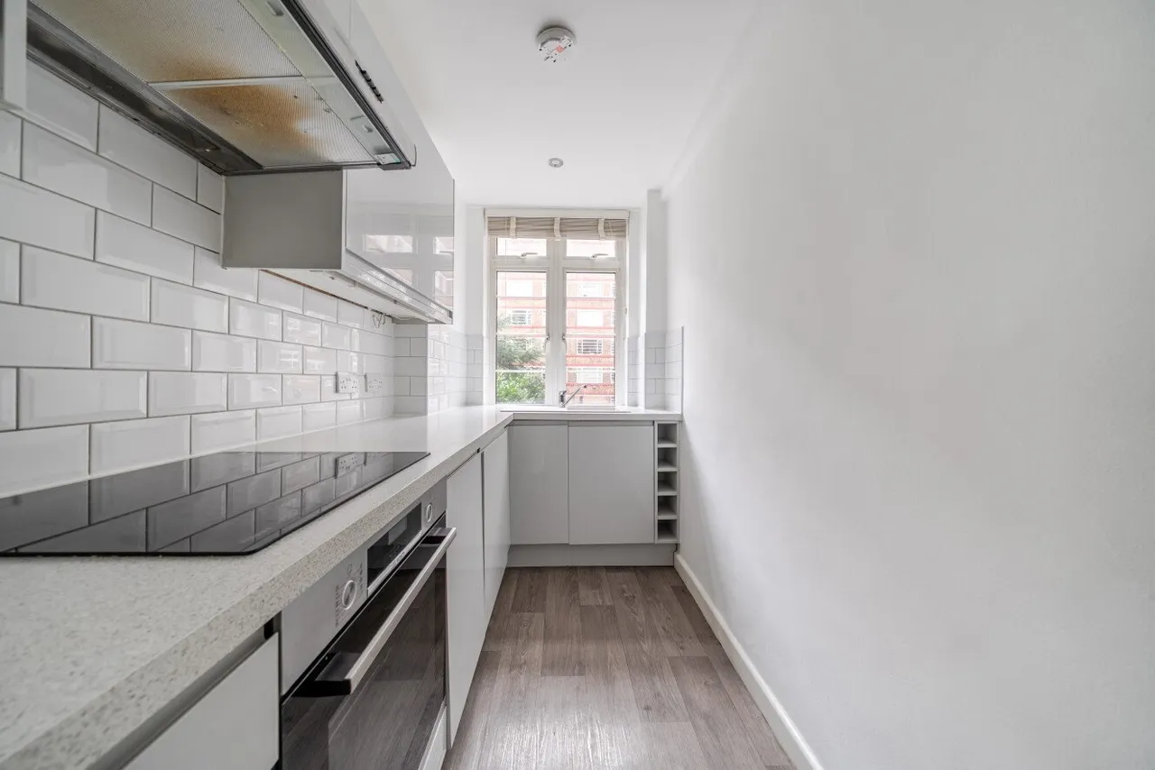 Balham High Road, Balham, SW17, photo 12