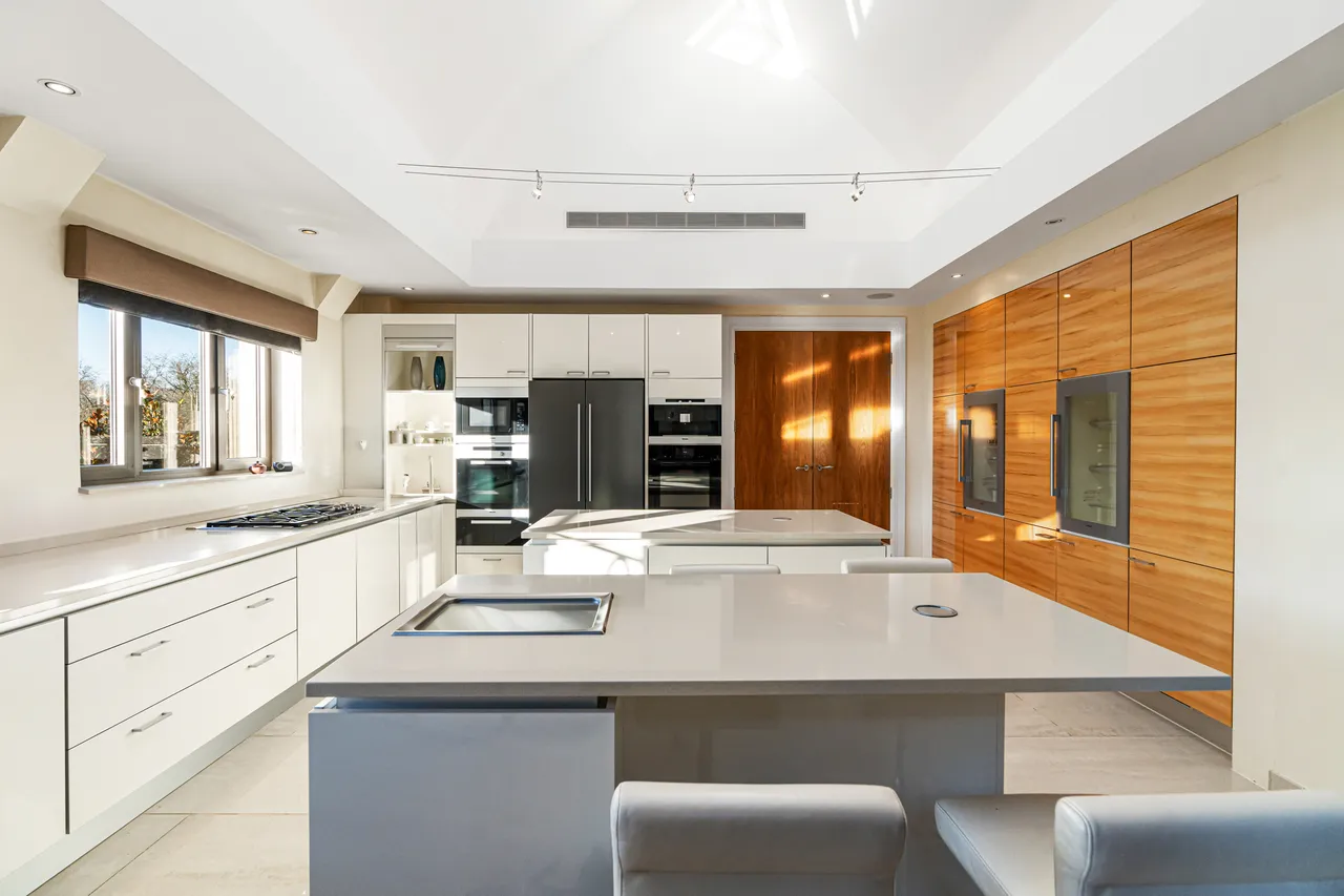 Allingham Court, The Bishops Avenue, Hampstead, London, photo 6