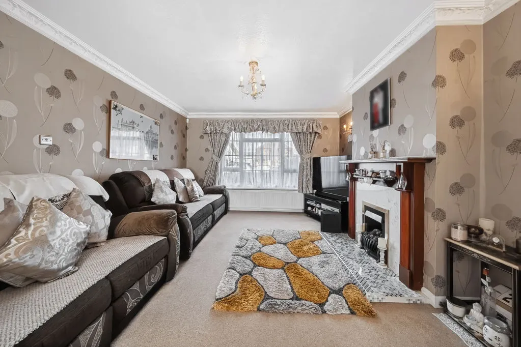 Staines Road West, Ashford, TW15, photo 5