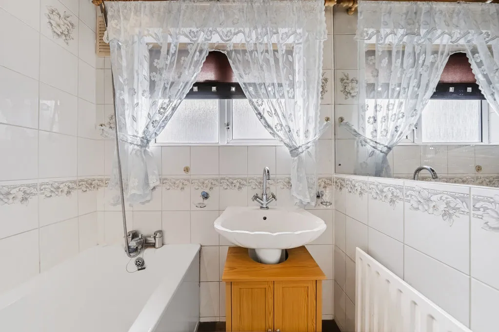 Staines Road West, Ashford, TW15, photo 10