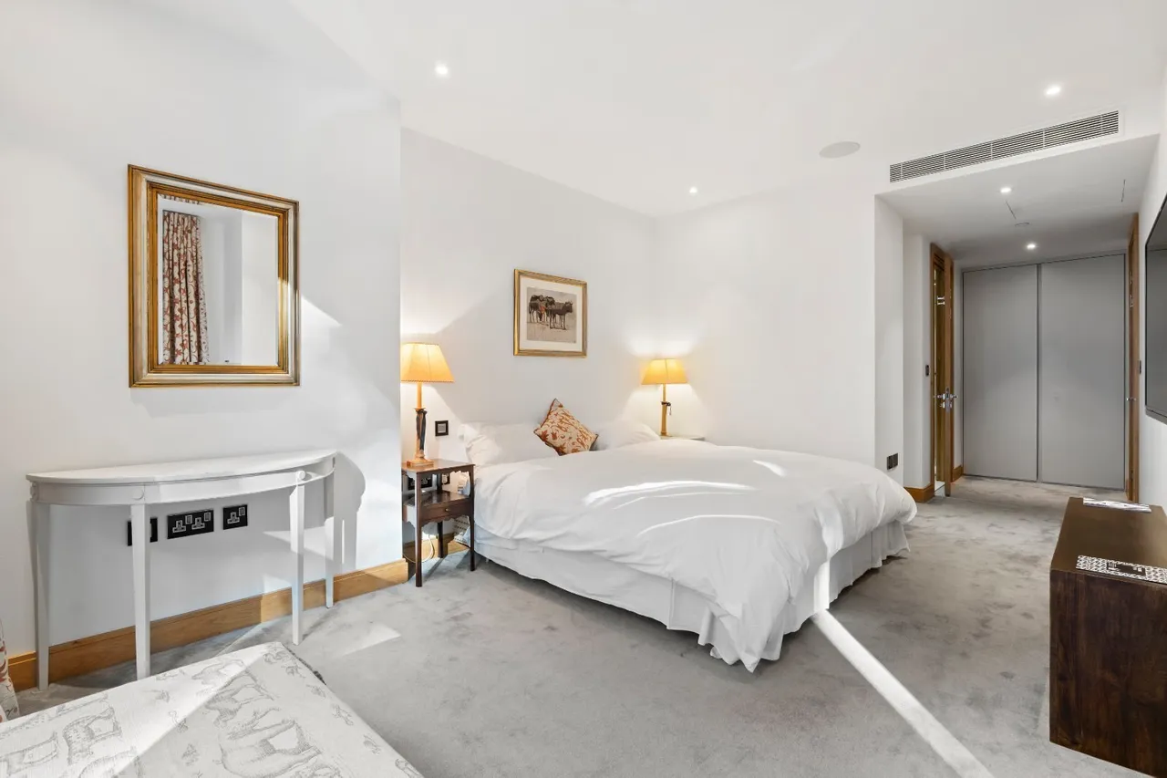 Horseferry Road, London, SW1P, photo 2