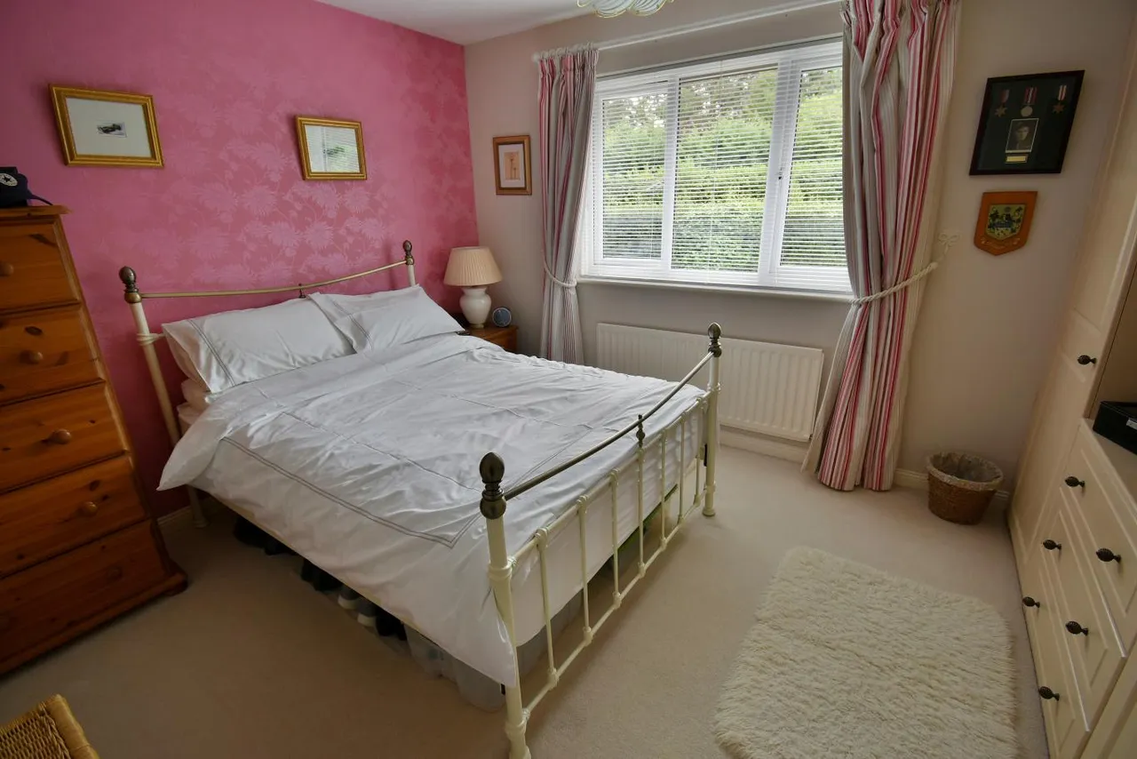 Pinewood Road, BH22, photo 17