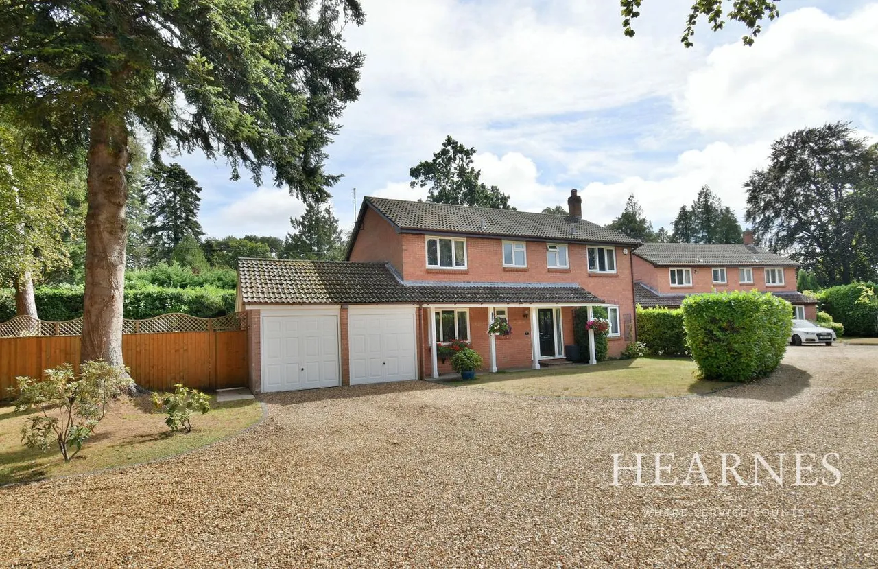 4 bed property for sale, Pinewood Road, BH22