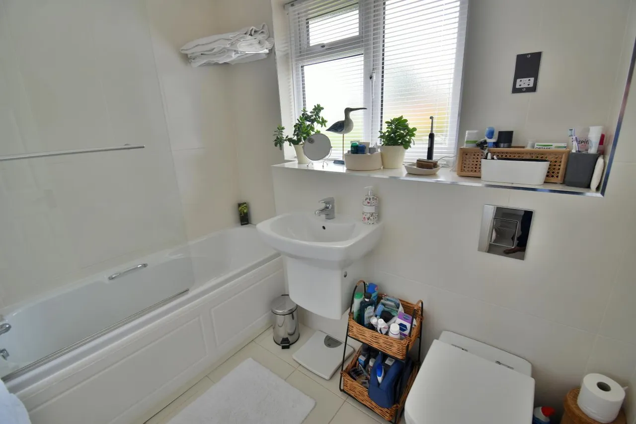 Pinewood Road, BH22, photo 15