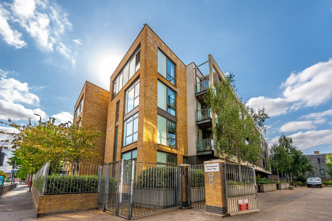 2 bed flat to rent — 35 Union Park, London