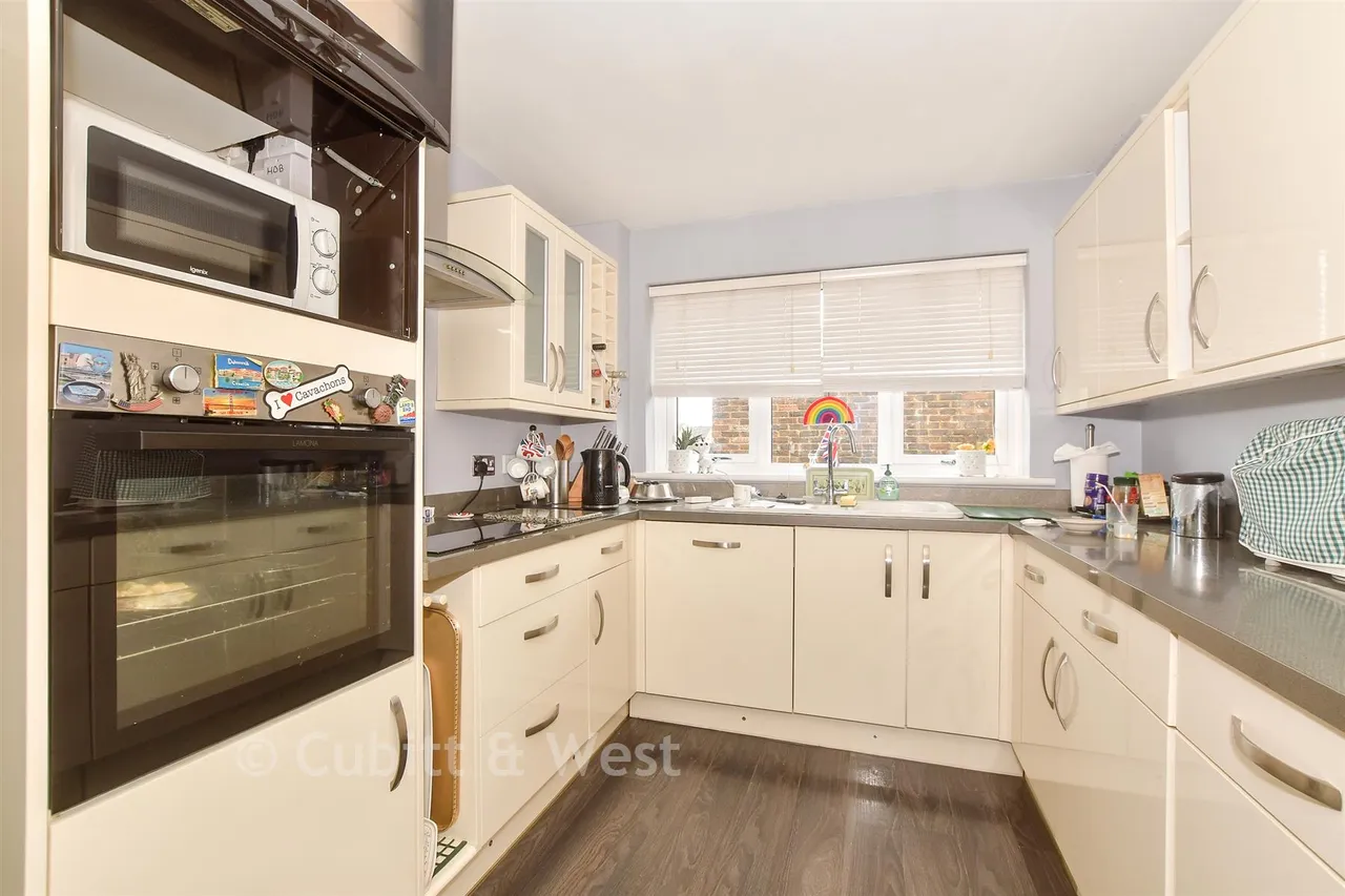 Lavinia Way, East Preston, BN16, photo 4