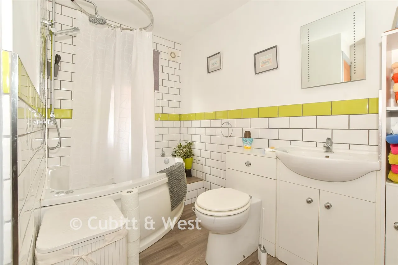Lavinia Way, East Preston, BN16, photo 17