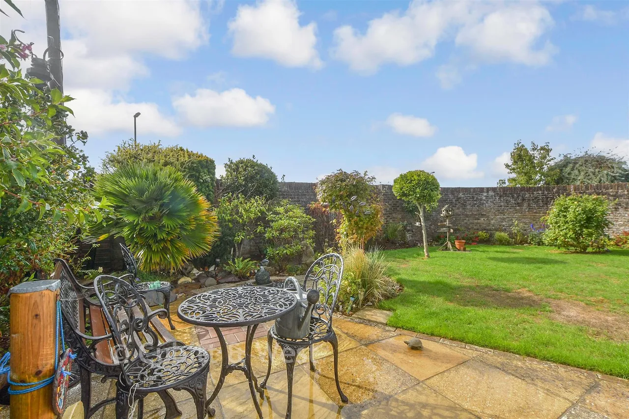Lavinia Way, East Preston, BN16, photo 12