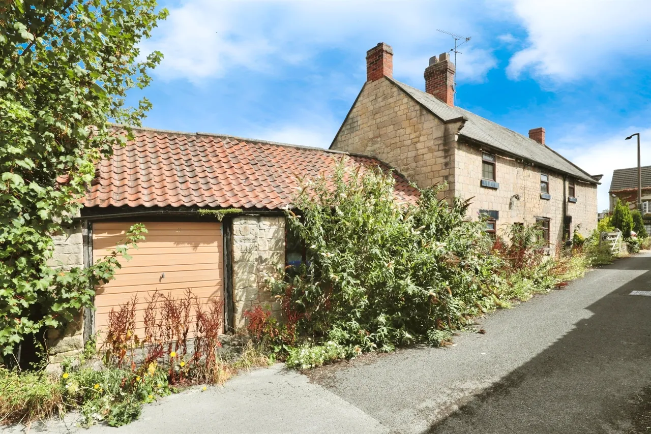 3 bed character property for sale — Laughton Road, Dinnington, Sheffield