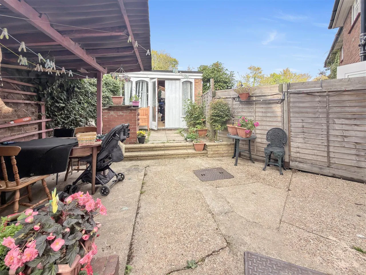 Sparrow Farm Drive, Feltham, photo 11