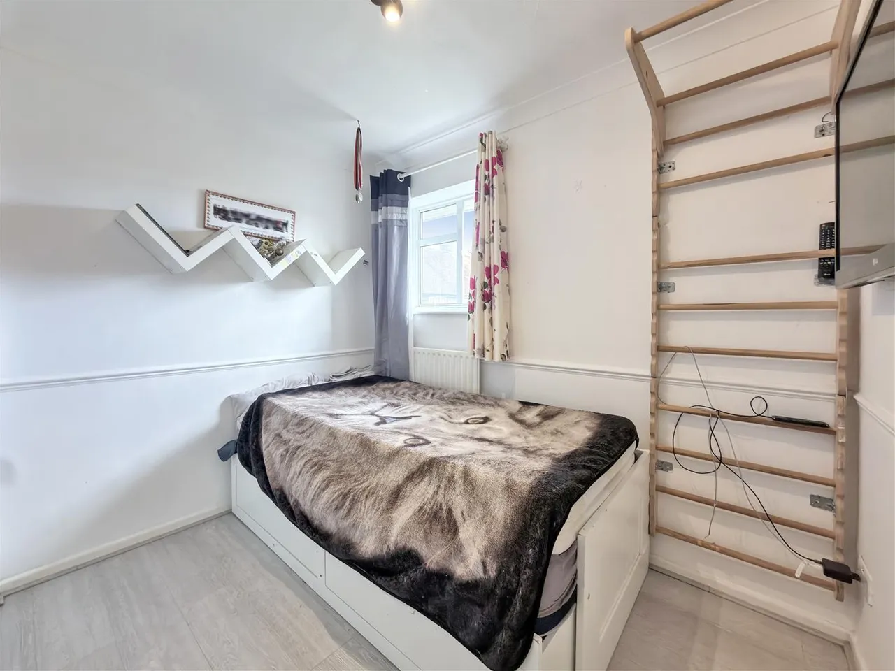Sparrow Farm Drive, Feltham, photo 9