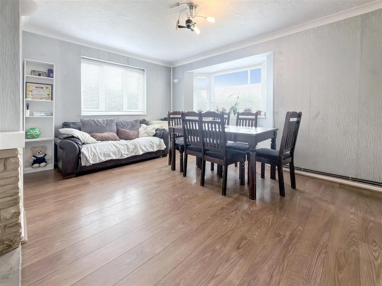 Sparrow Farm Drive, Feltham, photo 3