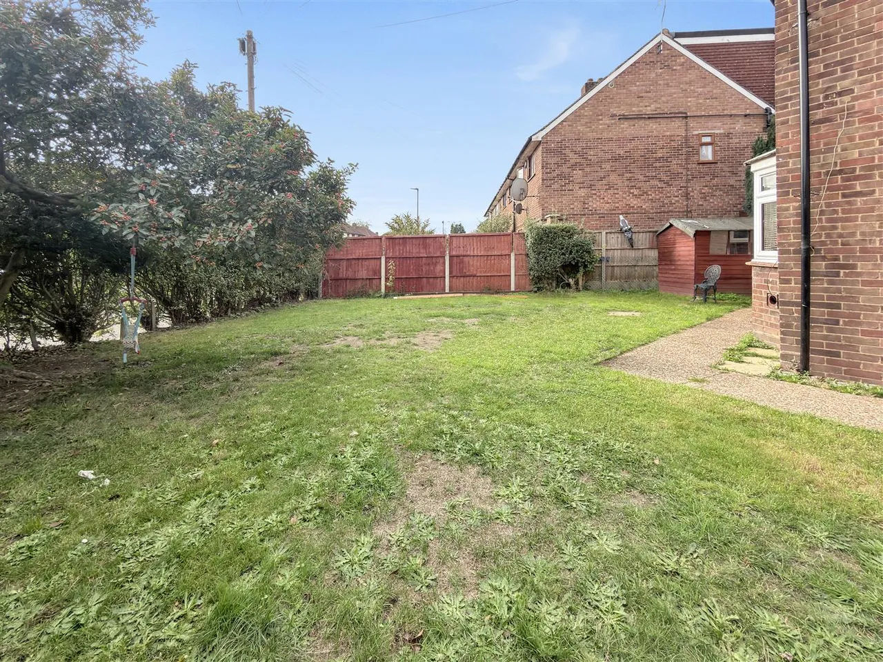 Sparrow Farm Drive, Feltham, photo 14