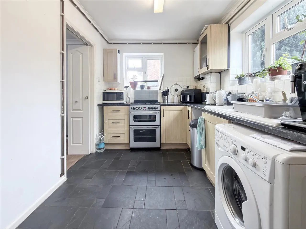 Sparrow Farm Drive, Feltham, photo 6