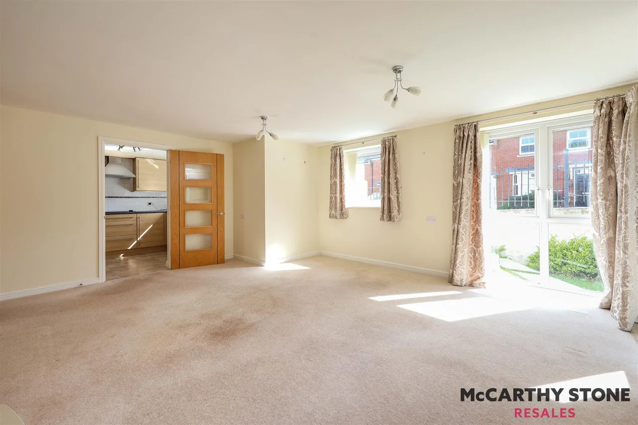 2 bed flat for sale, Foxes Road, Newport, PO30