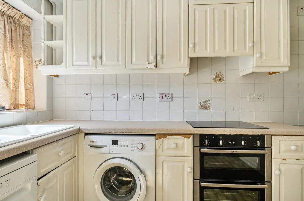 Chertsey Close, Kenley CR8 5LN, photo 8