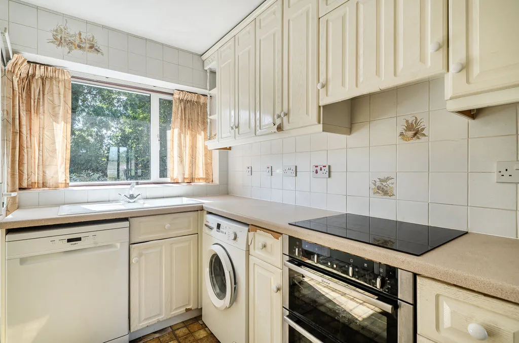 Chertsey Close, Kenley CR8 5LN, photo 9