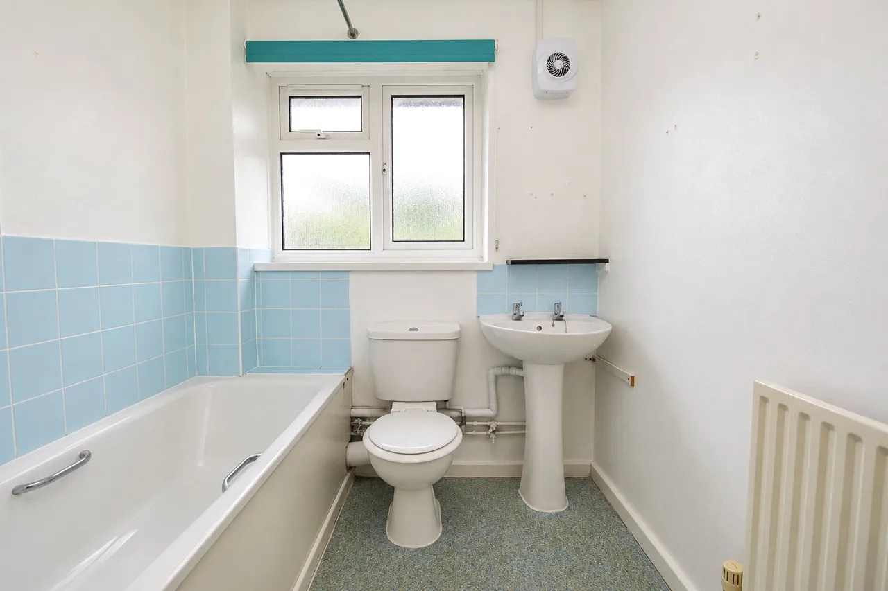 Geales Crescent, Alton, GU34, photo 6