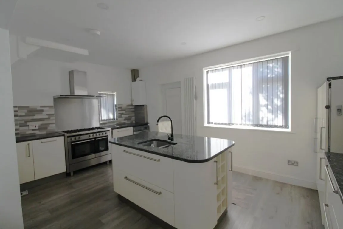 Sheffield Road, Available Now, S9, photo 4