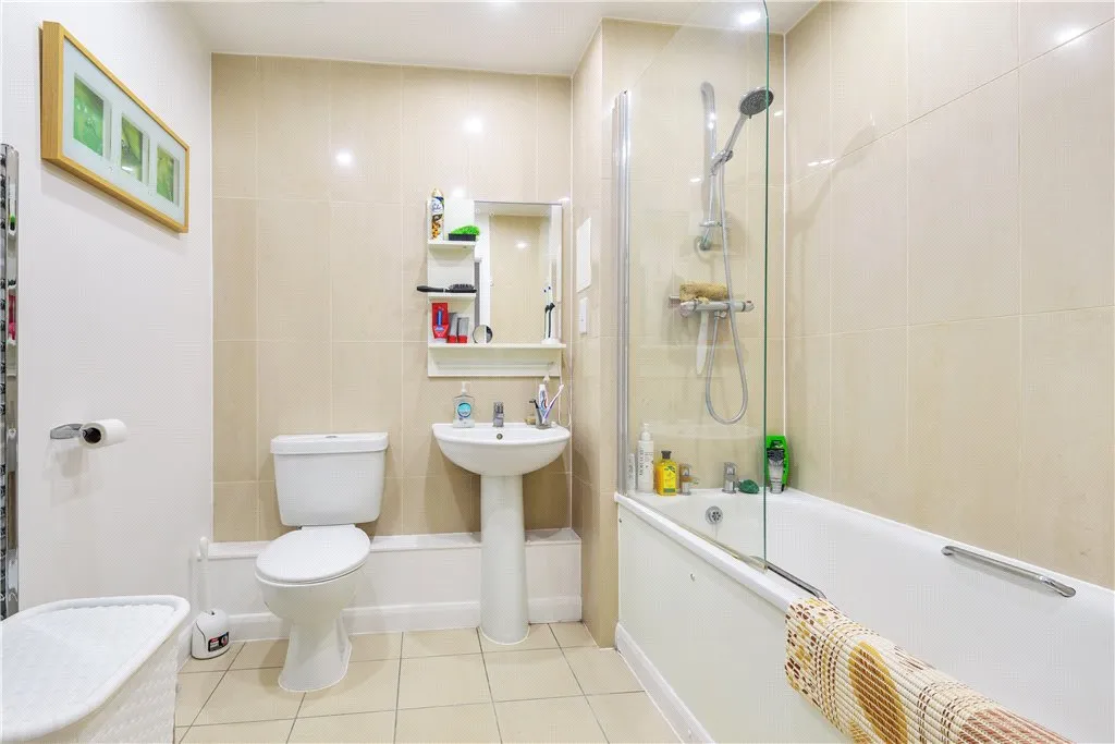 Ealing Road, Brentford, TW8, photo 8