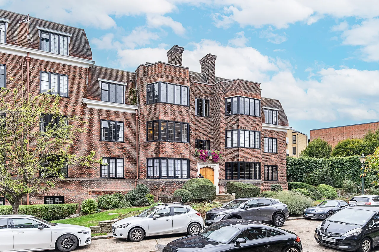 2 bed flat for sale, Manor Fields, London, SW15