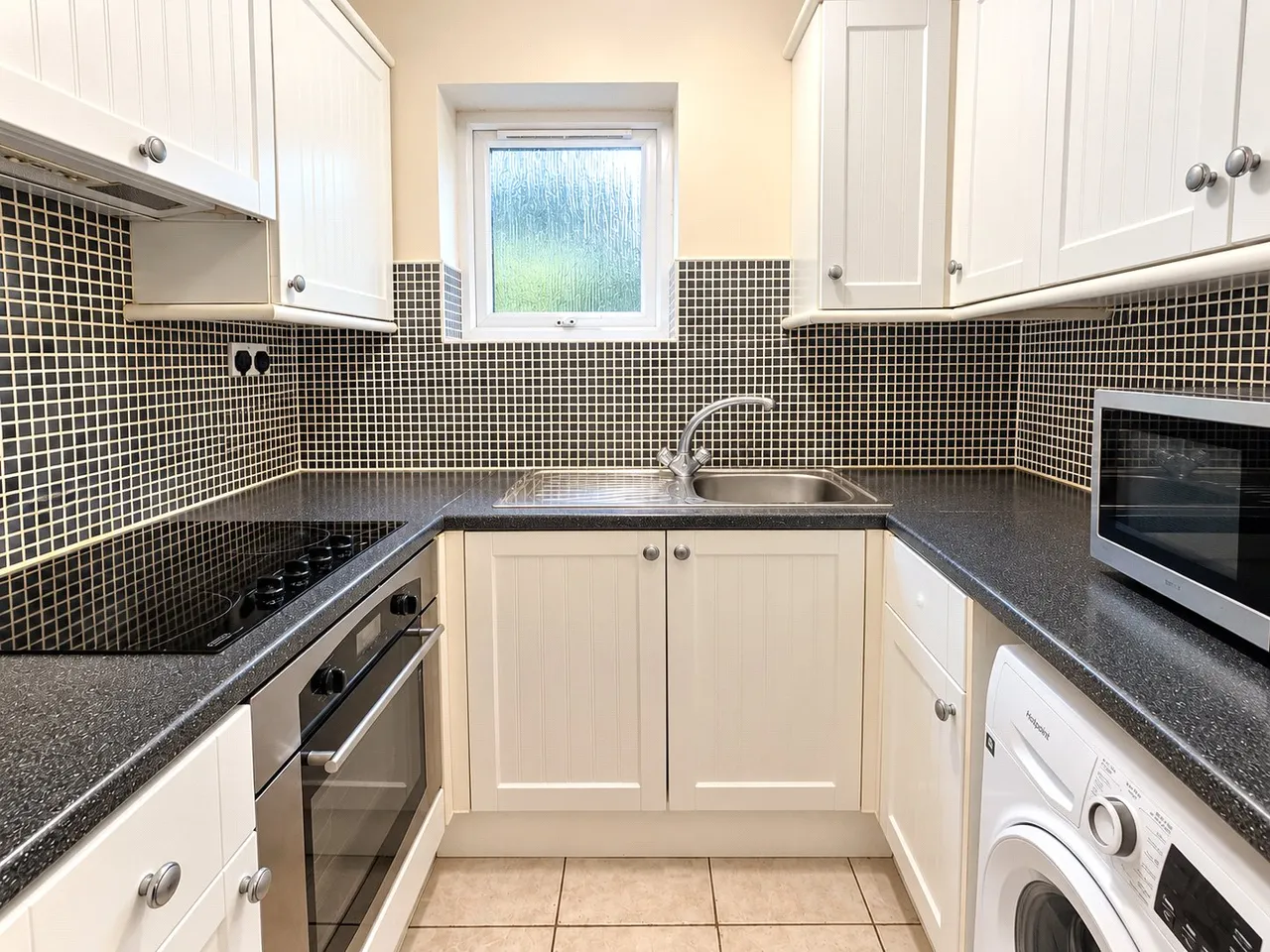 Highclere Court, Knaphill, GU21, photo 3