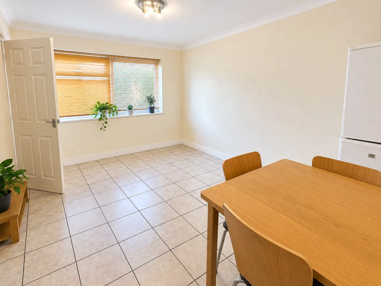 Highclere Court, Knaphill, GU21, photo 2