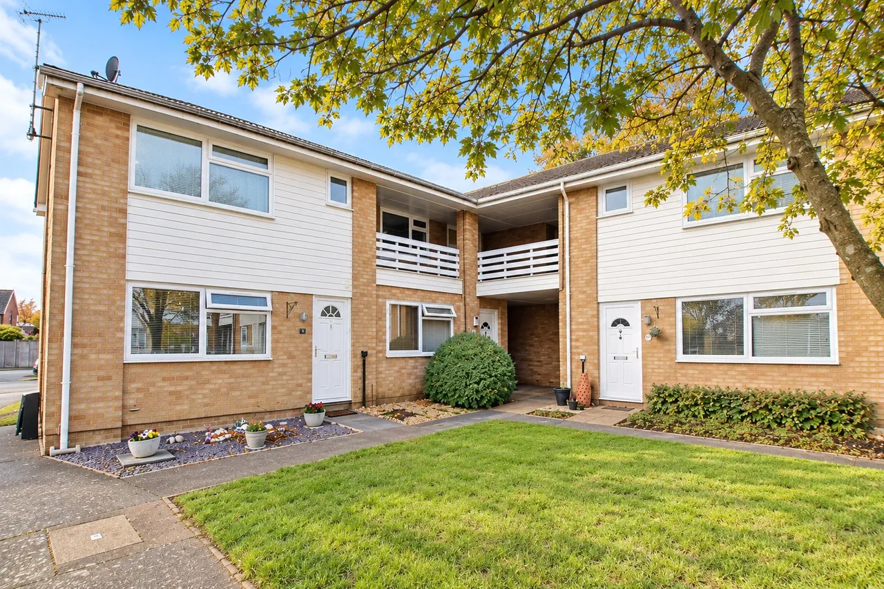 1 bed flat to rent, Highclere Court, Knaphill, GU21