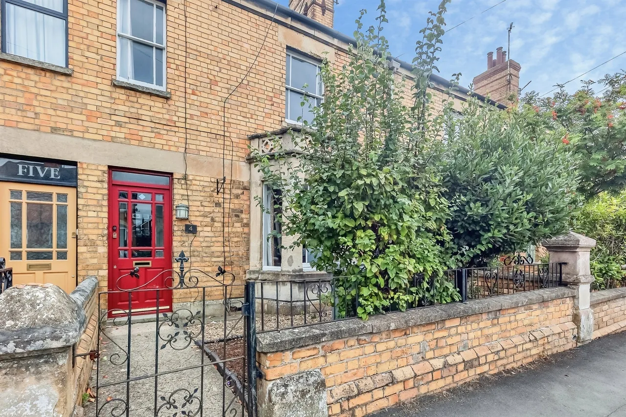 3 bed house for sale — Kings Road, Stamford