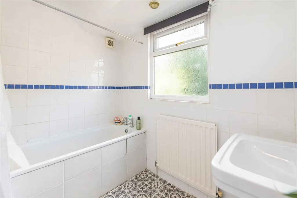 Walsingham Avenue, Kettering, photo 15
