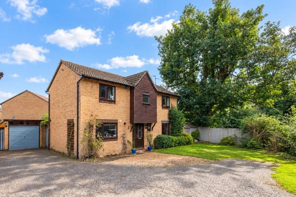 4 bed house for sale, Walsingham Avenue, Kettering