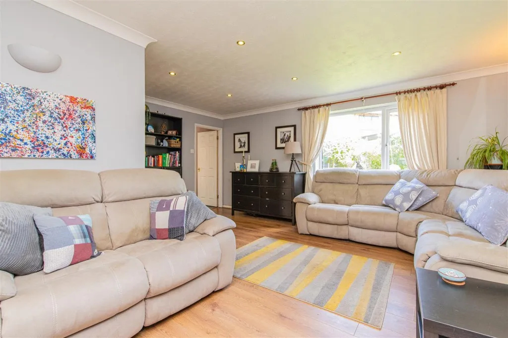 Walsingham Avenue, Kettering, photo 2
