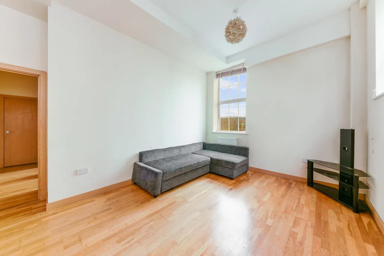 Academy Court, London, RM8, photo 2