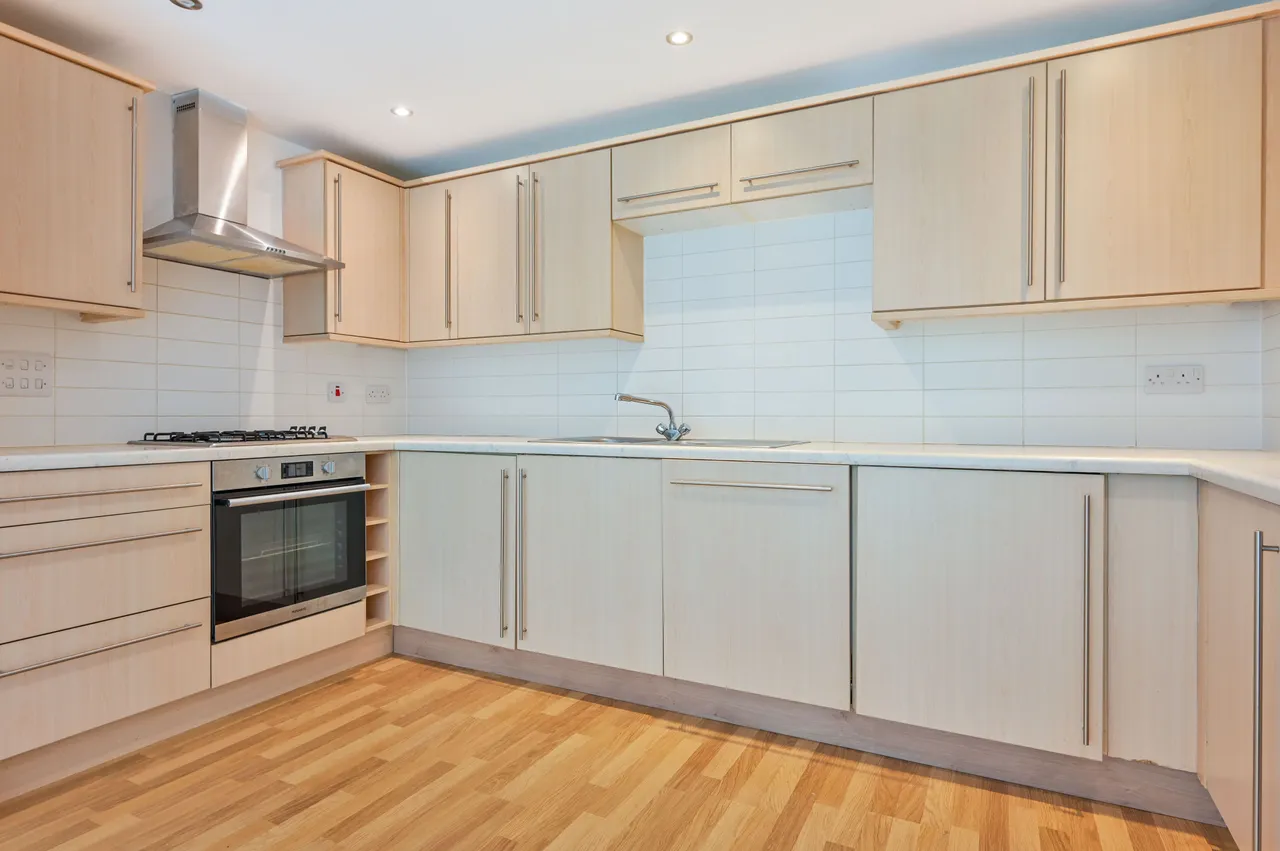 2 bed flat to rent — 4 Canvas Court, Kings Road, Haslemere