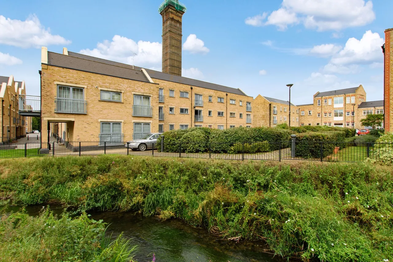 2 bed flat for sale — Esparto Way, Dartford