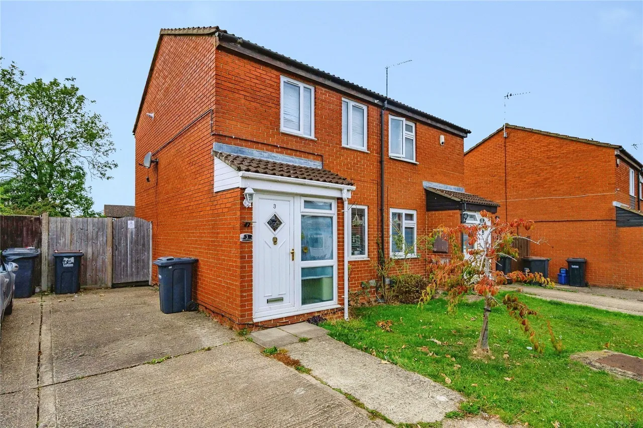 2 bed house for sale, Swallow Close, Luton, LU4