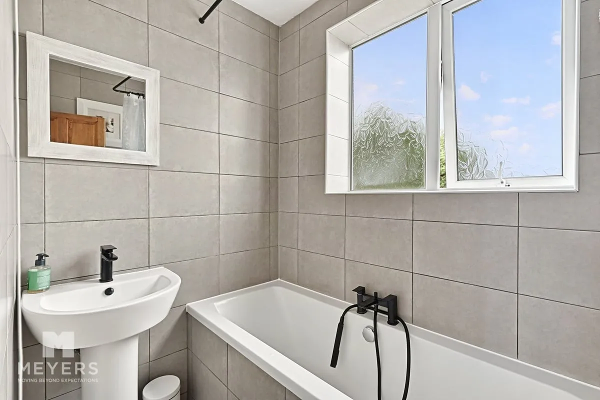 Southwick Road, Bournemouth, BH6, photo 8