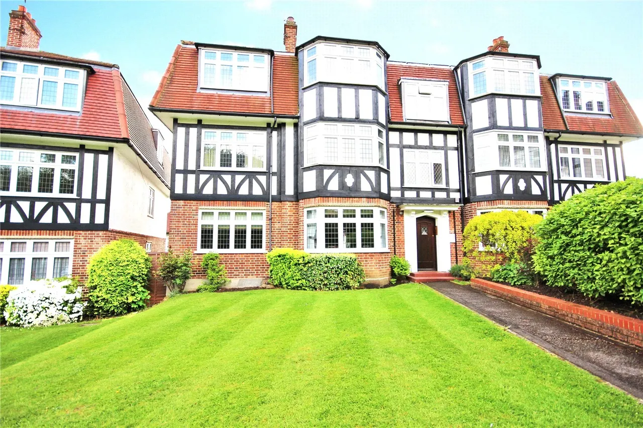 2 bed flat to rent — Grange Court, Upper Park, Loughton, IG10