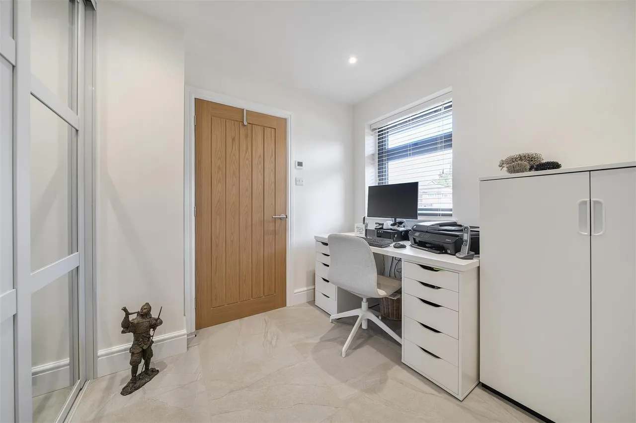 Pitchpond Road, Warsash, photo 10