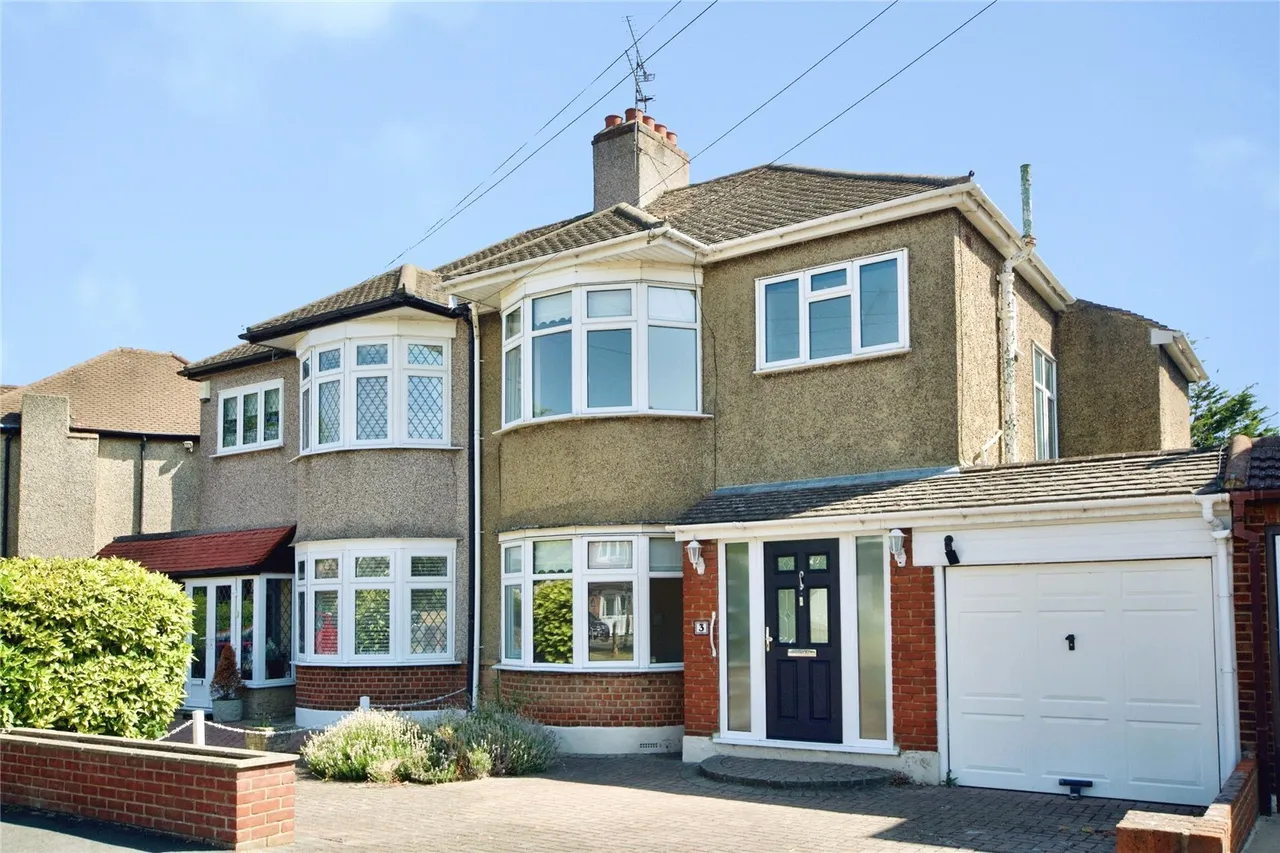 3 bed house for sale — Rise Park Boulevard, Romford, RM1