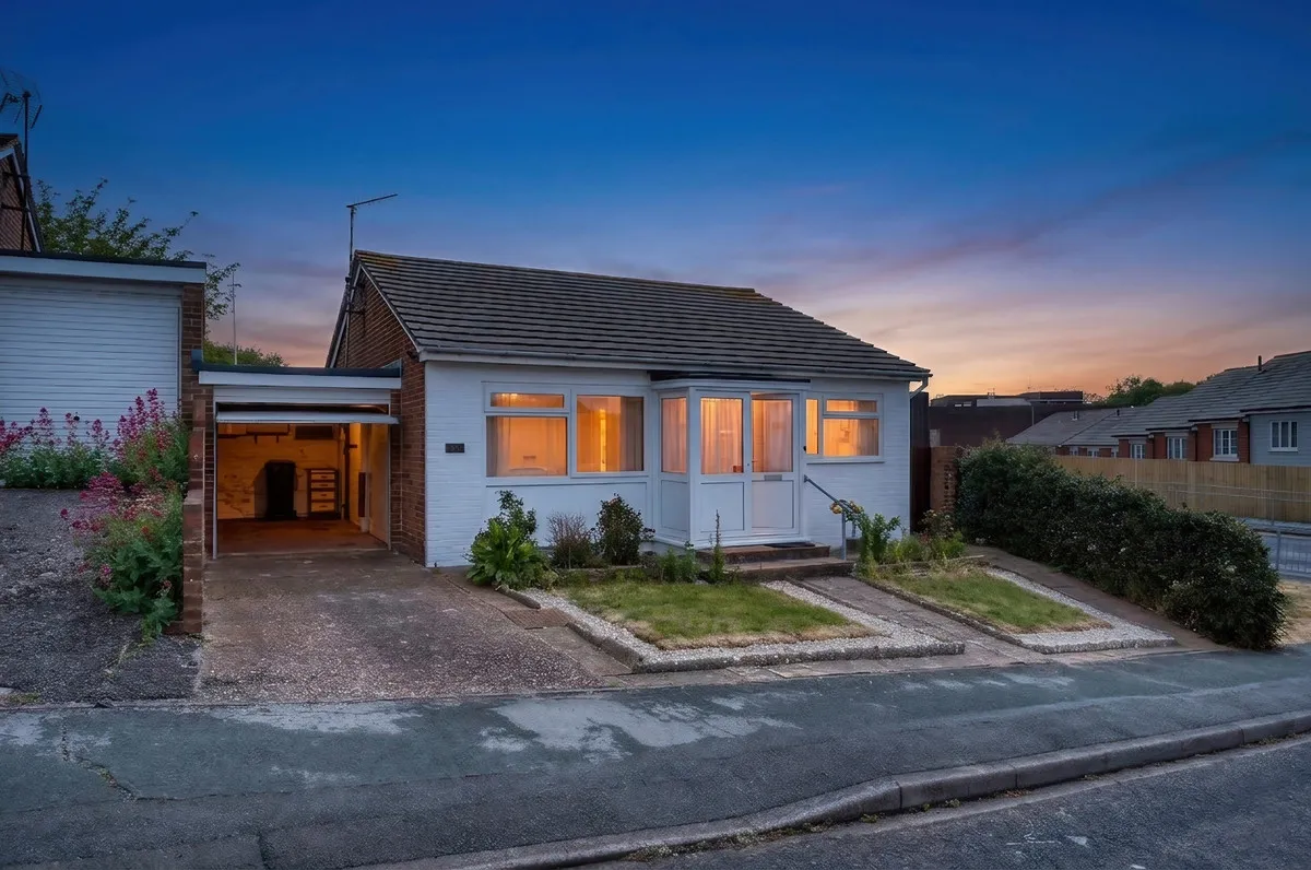 2 bed house for sale, Magpie Road, Eastbourne, BN23