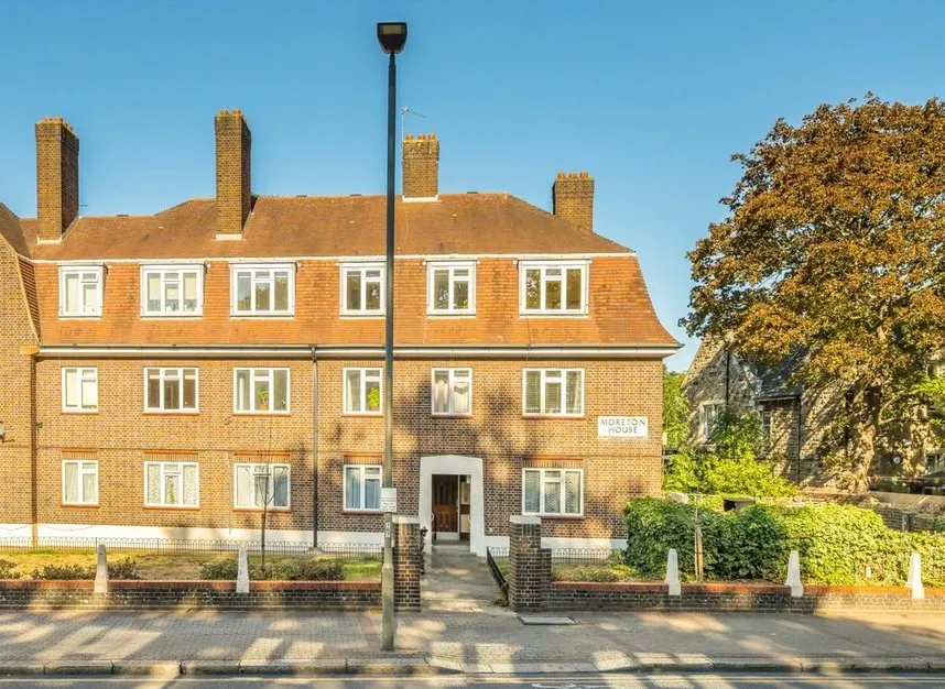 3 bed flat for sale, Garratt Lane, Tooting, SW17