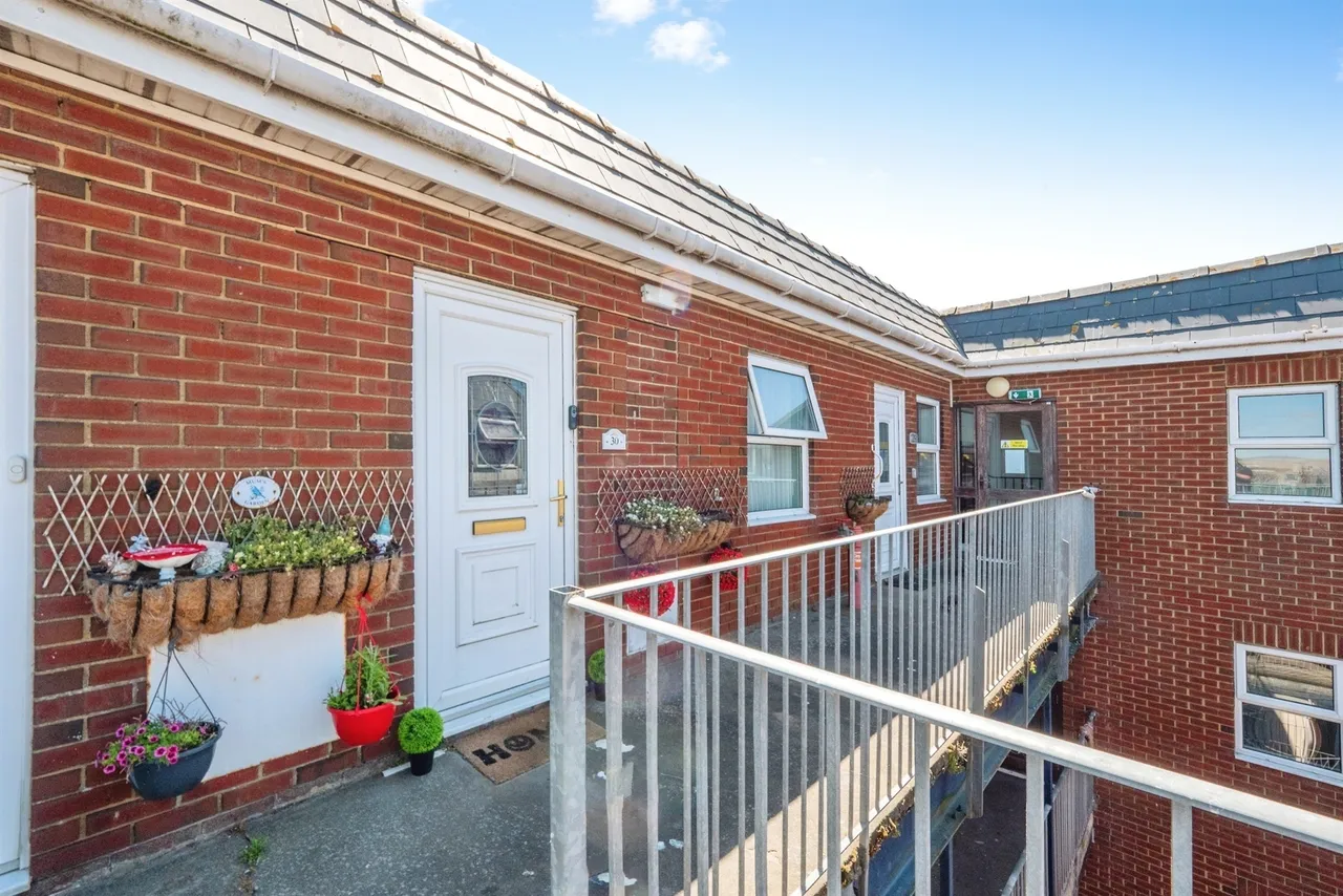 1 bed flat for sale — Great George Street, Weymouth