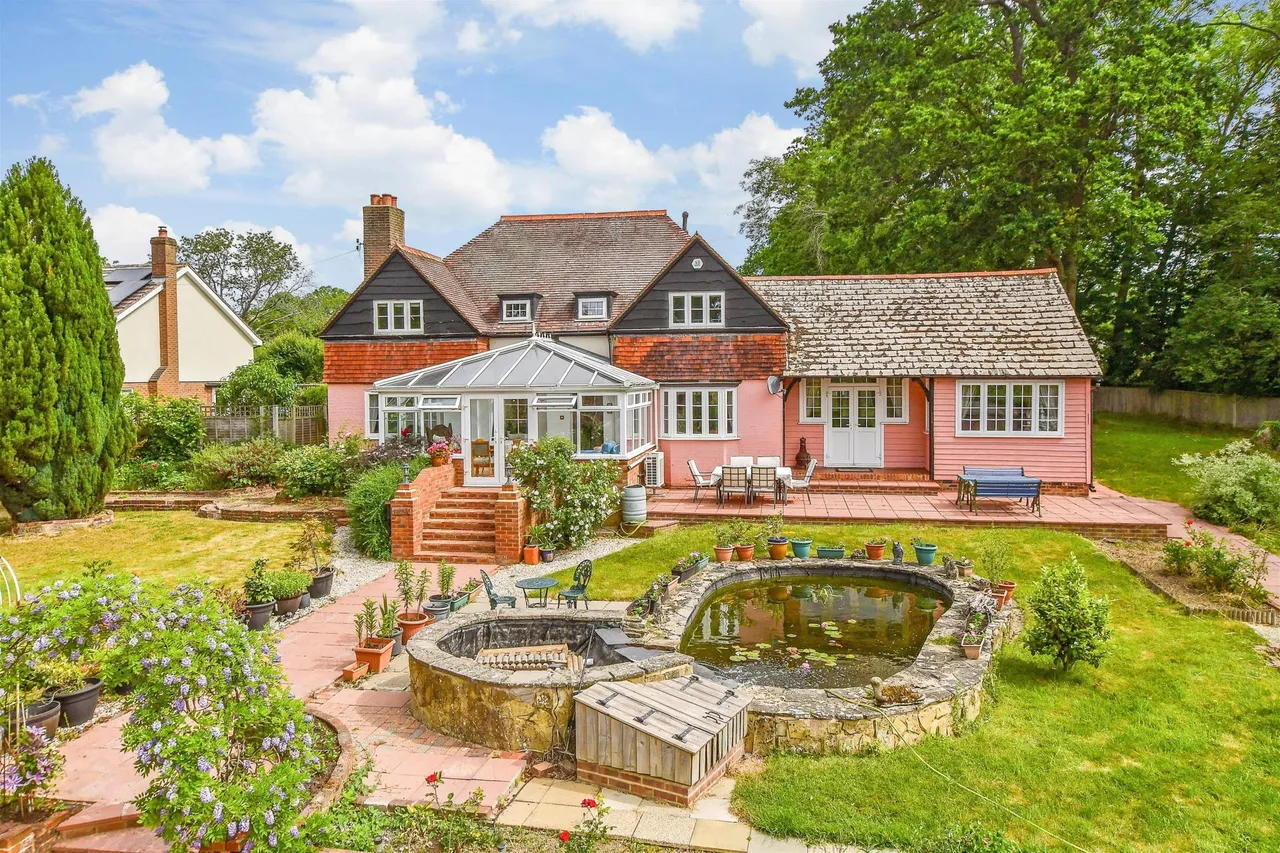 4 bed property for sale, Tonbridge Road, Hildenborough, TN11