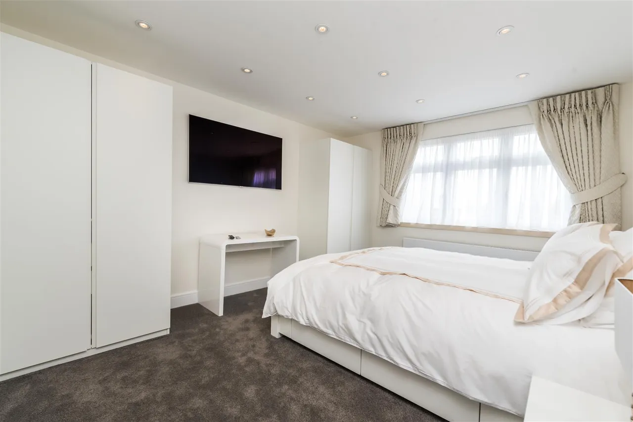 Bowes Road, Acton, W3, photo 11