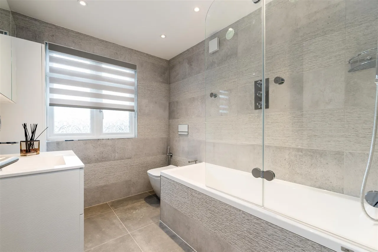 Bowes Road, Acton, W3, photo 12
