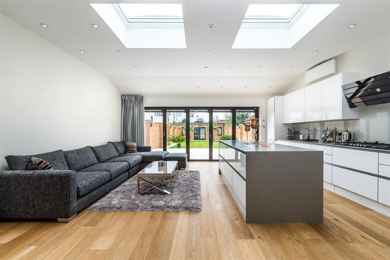 Bowes Road, Acton, W3, photo 4