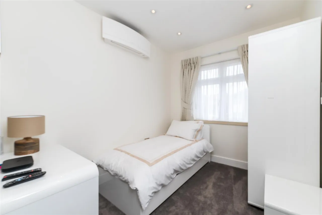 Bowes Road, Acton, W3, photo 13