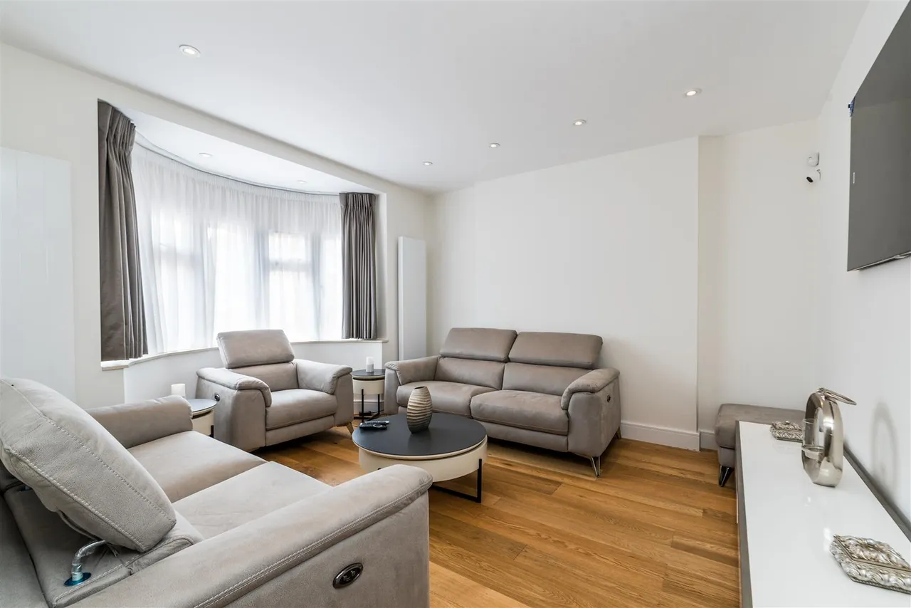 Bowes Road, Acton, W3, photo 19